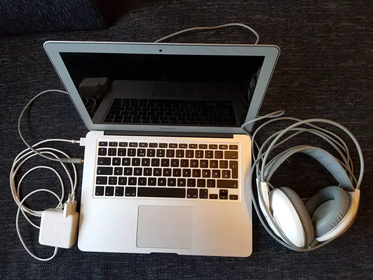 Is It Safe To Use Headphones While The Laptop Is Charging Ear Rockers