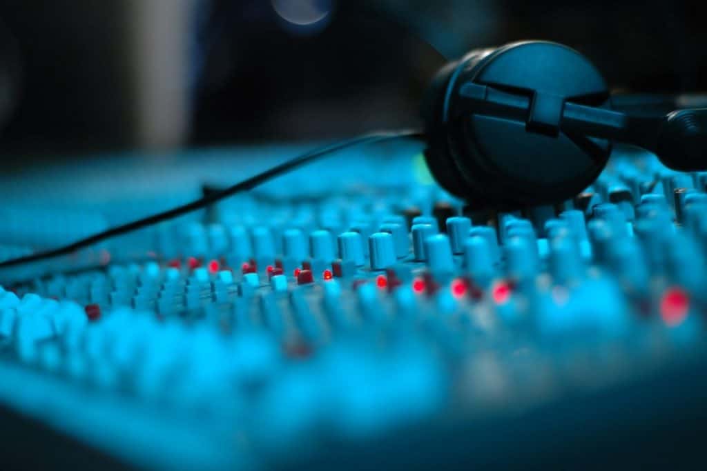 Should you mix with headphones or monitors? – Ear Rockers
