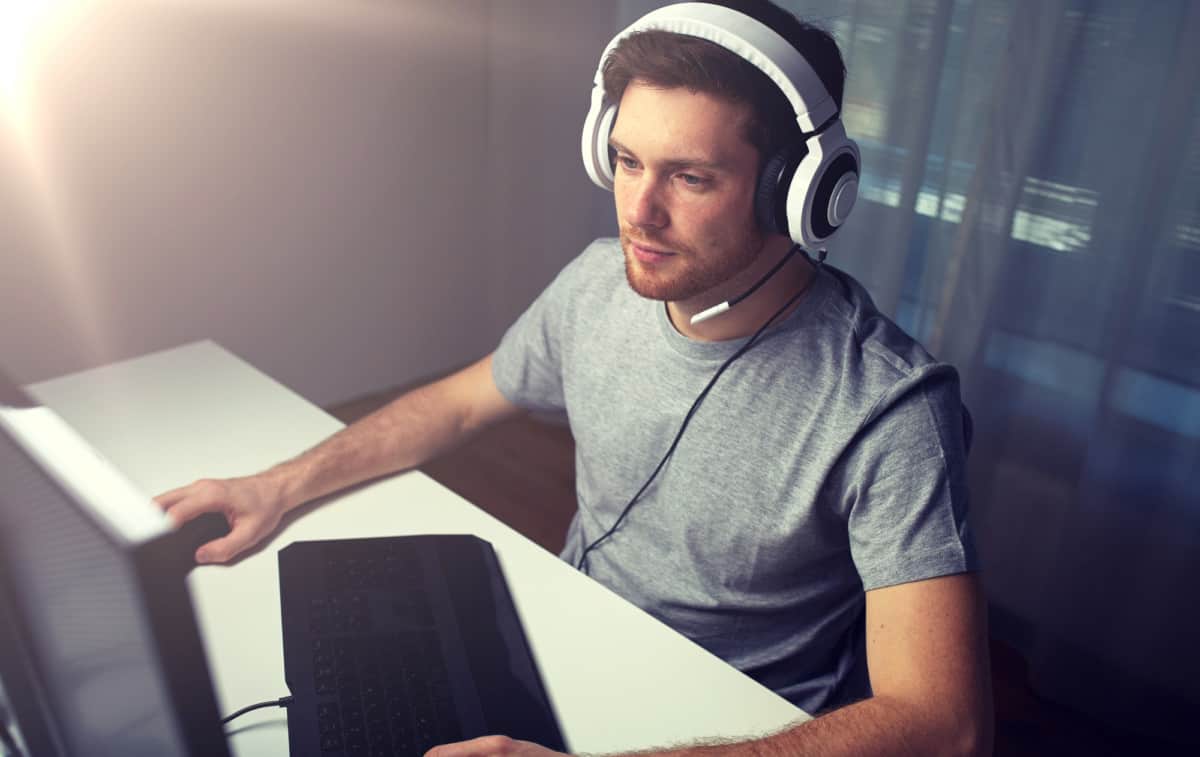 are-open-back-headphones-better-for-gaming-with-pros-and-cons-ear