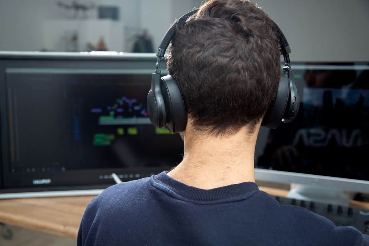 Are Wireless Headsets Good for Gaming? (With pros and cons) Ear Rockers