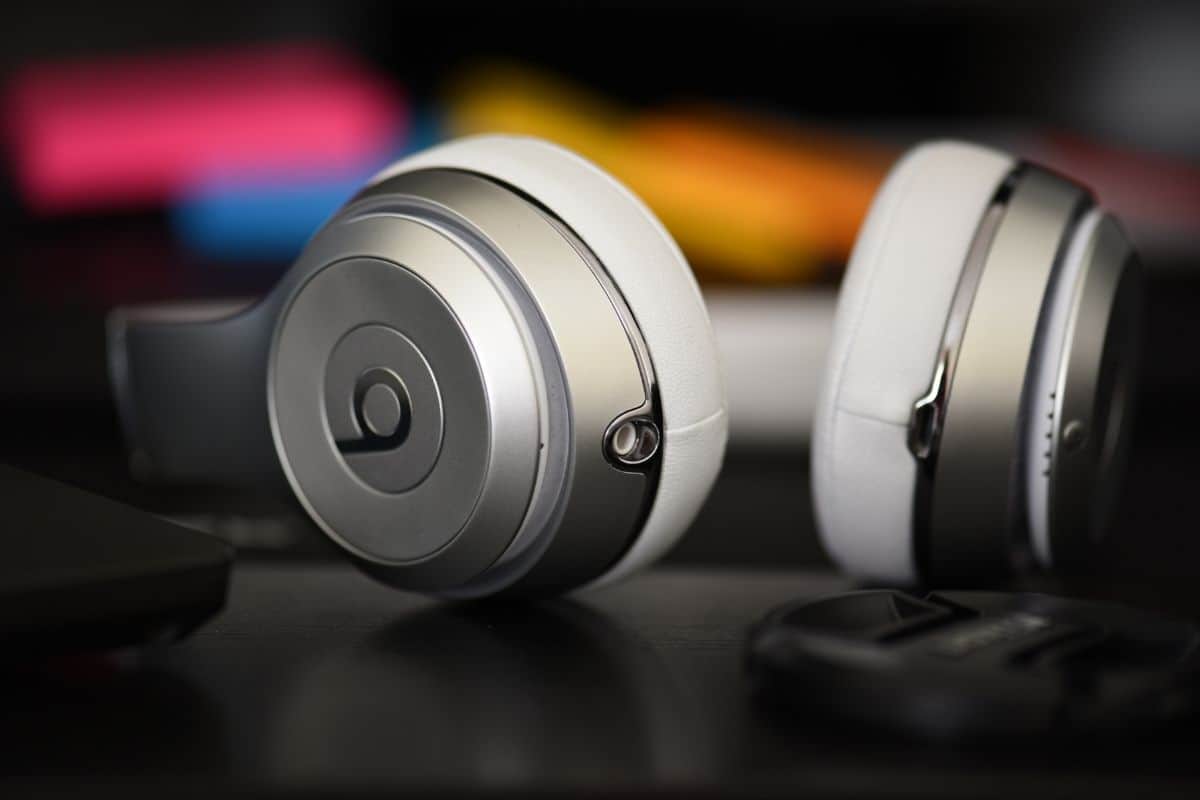 Here is Why Your Beats Headphones Keep Disconnecting (Solved) Ear